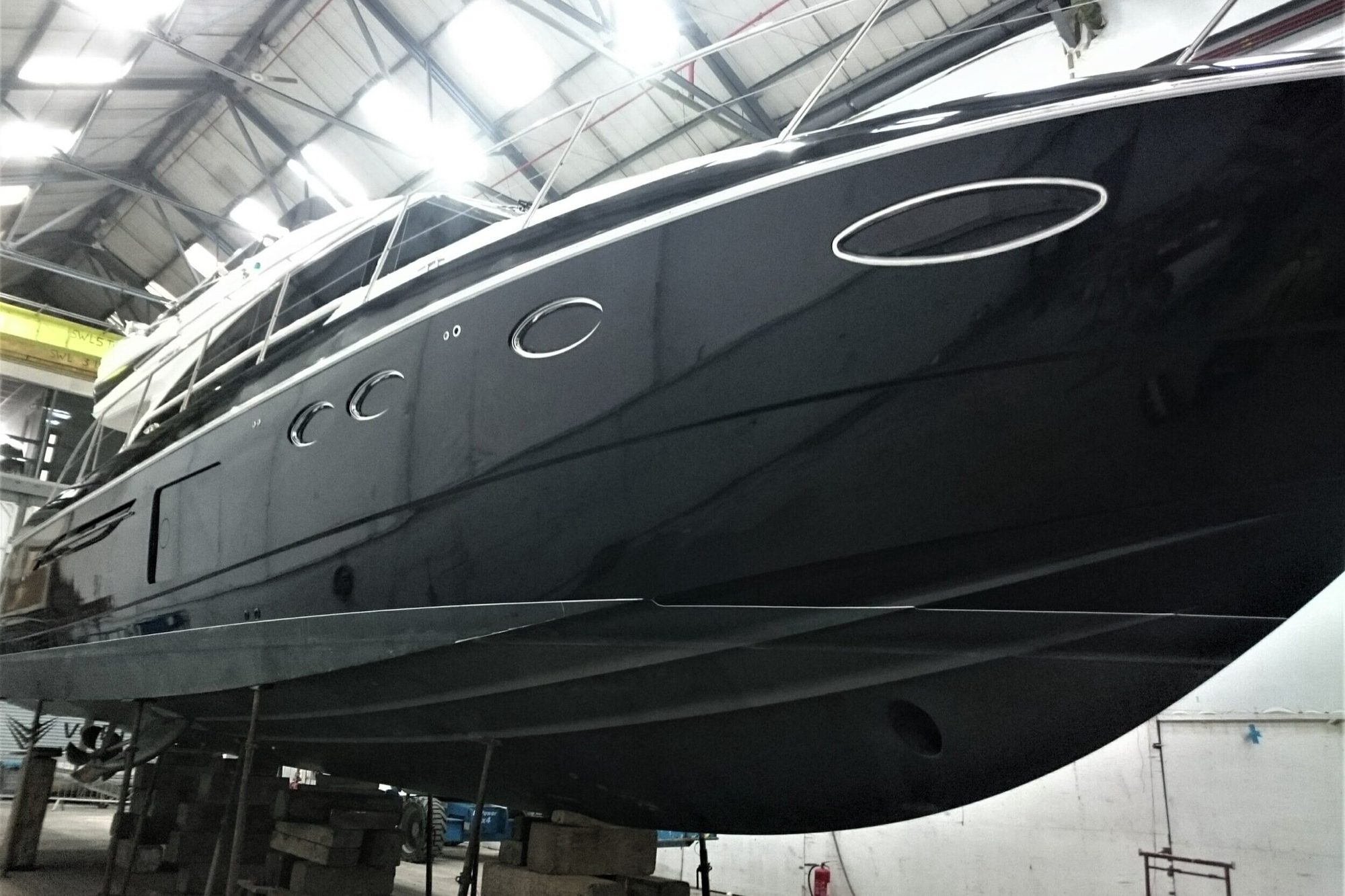 Fairline — Oracle Black Gloss hull wrap