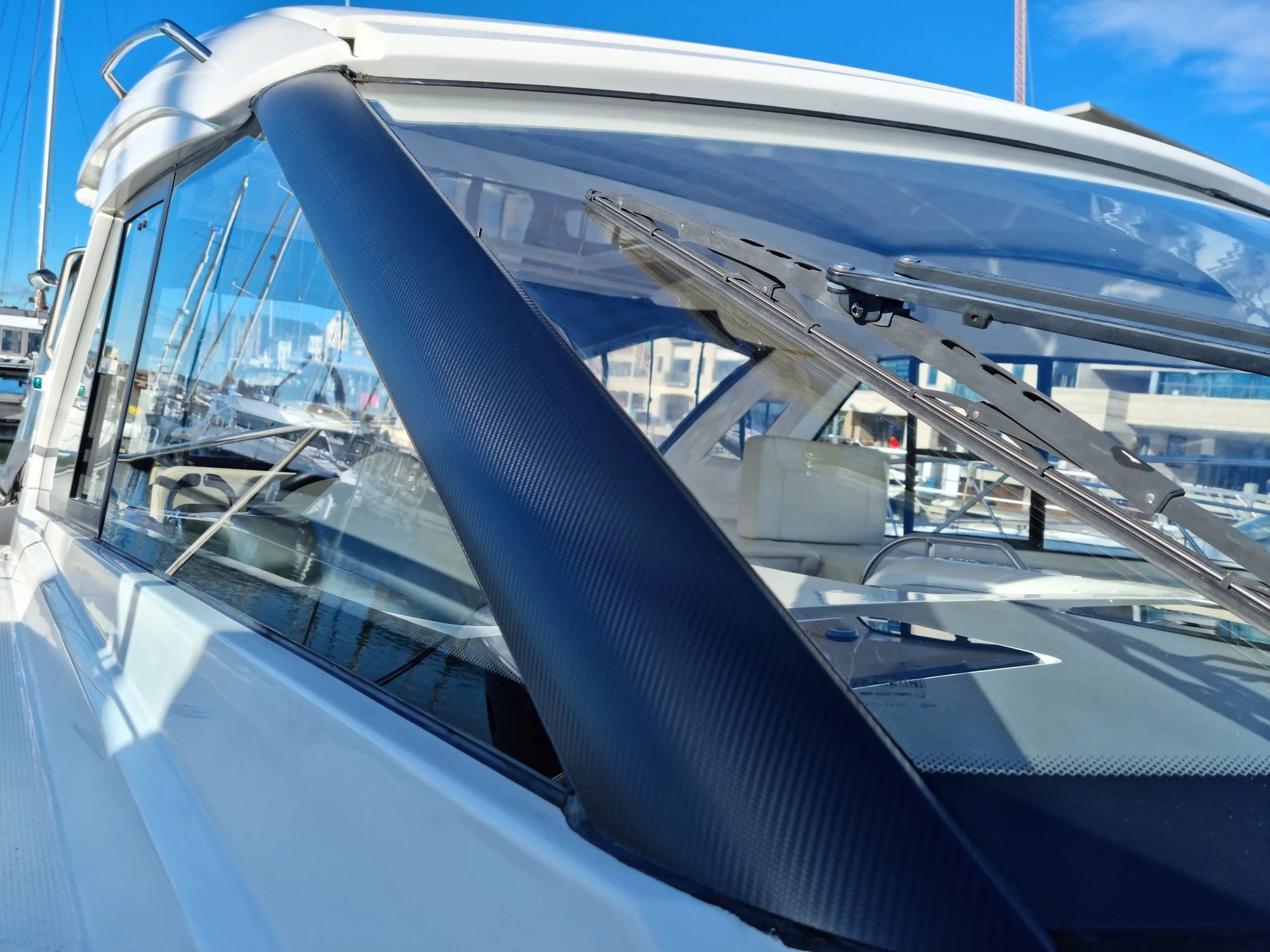 Racing yacht — Topsides and graphics